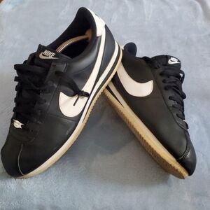 Nike Cortez unisex black and white classic tennis shoes sneakers retro Sz 10
